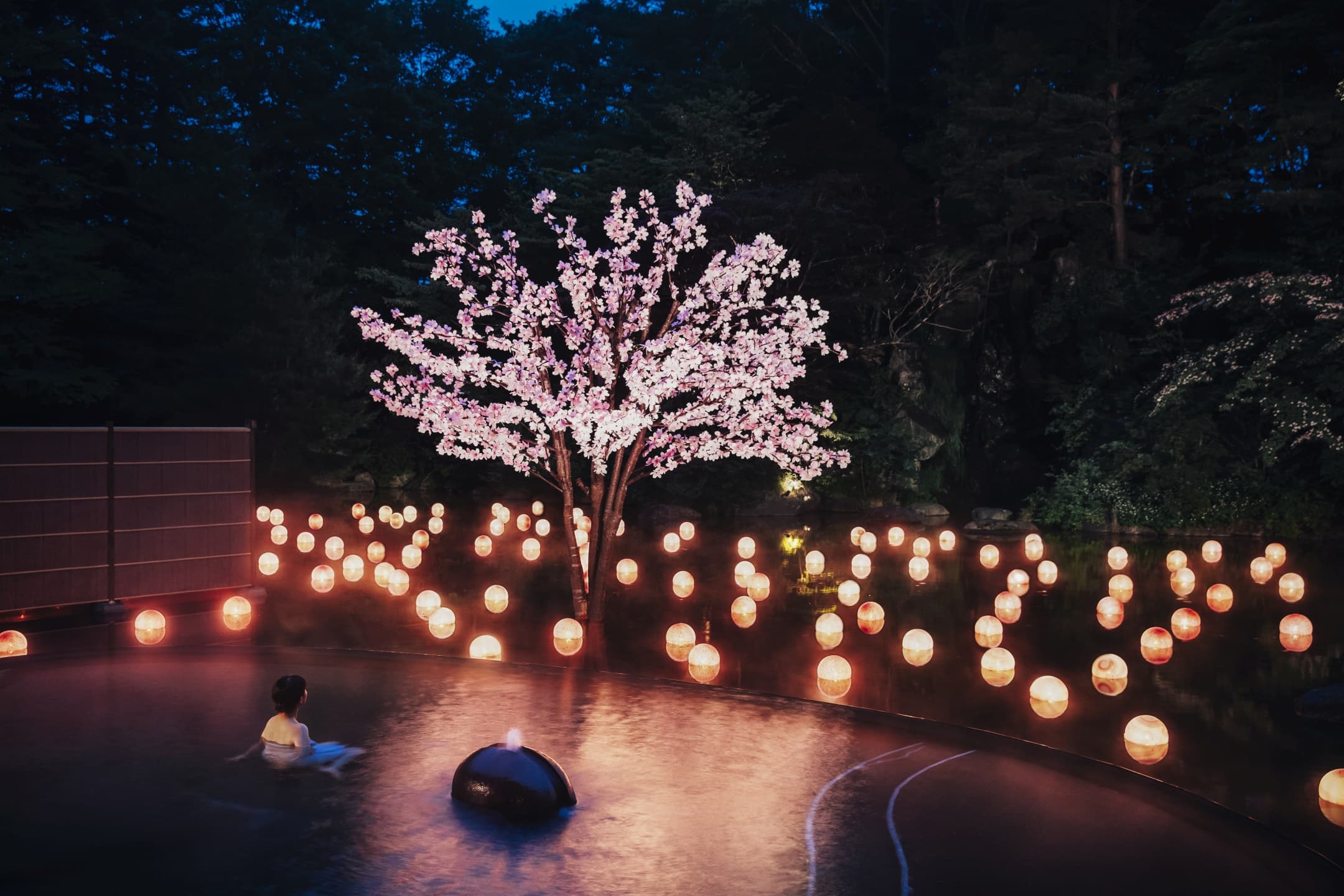【青森屋】絶景花見露天「桜灯(さくらあか)りの湯」実施！和紙の桜と水面の津軽びいどろが幻想的な世界を演出｜期間：2022年4月1日～5月31日