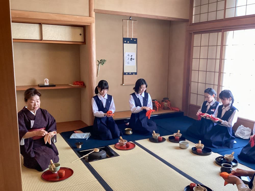 30年の伝統と和心を紡ぐ「茶道クラブ」　大阪信愛学院小学校の児童が日本文化を体験