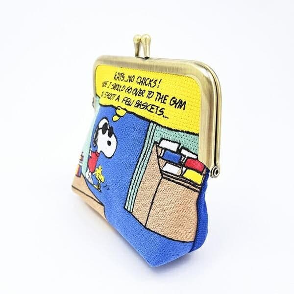 スヌーピーのポップな刺繍デザインが目を引くポーチ。細かいこだわり刺繍で高級感も◎