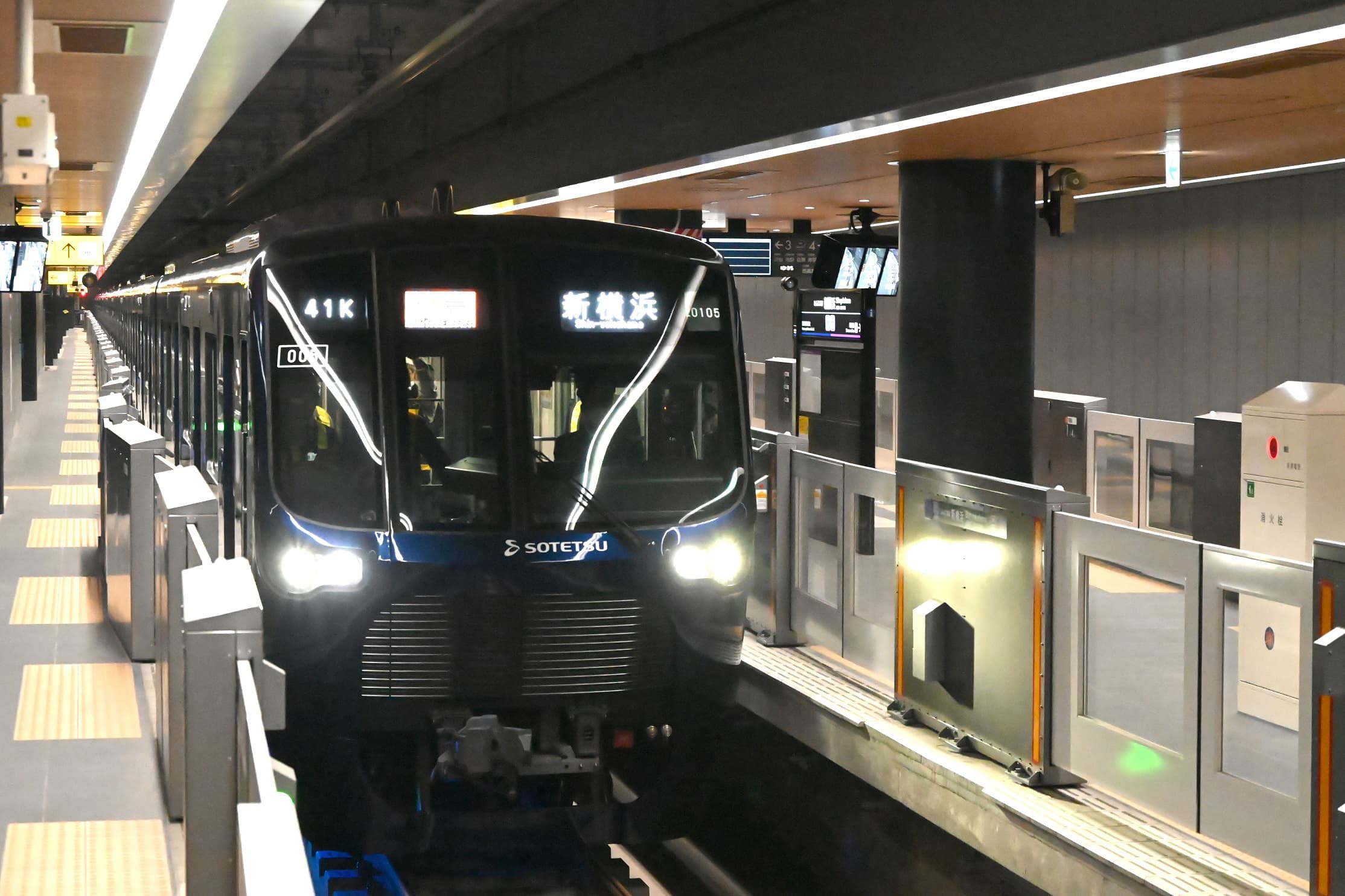 ■相鉄・東急直通線用車両「20000系」の車内にて 「2023年度 新入社員入社式」を開催【相模鉄道】