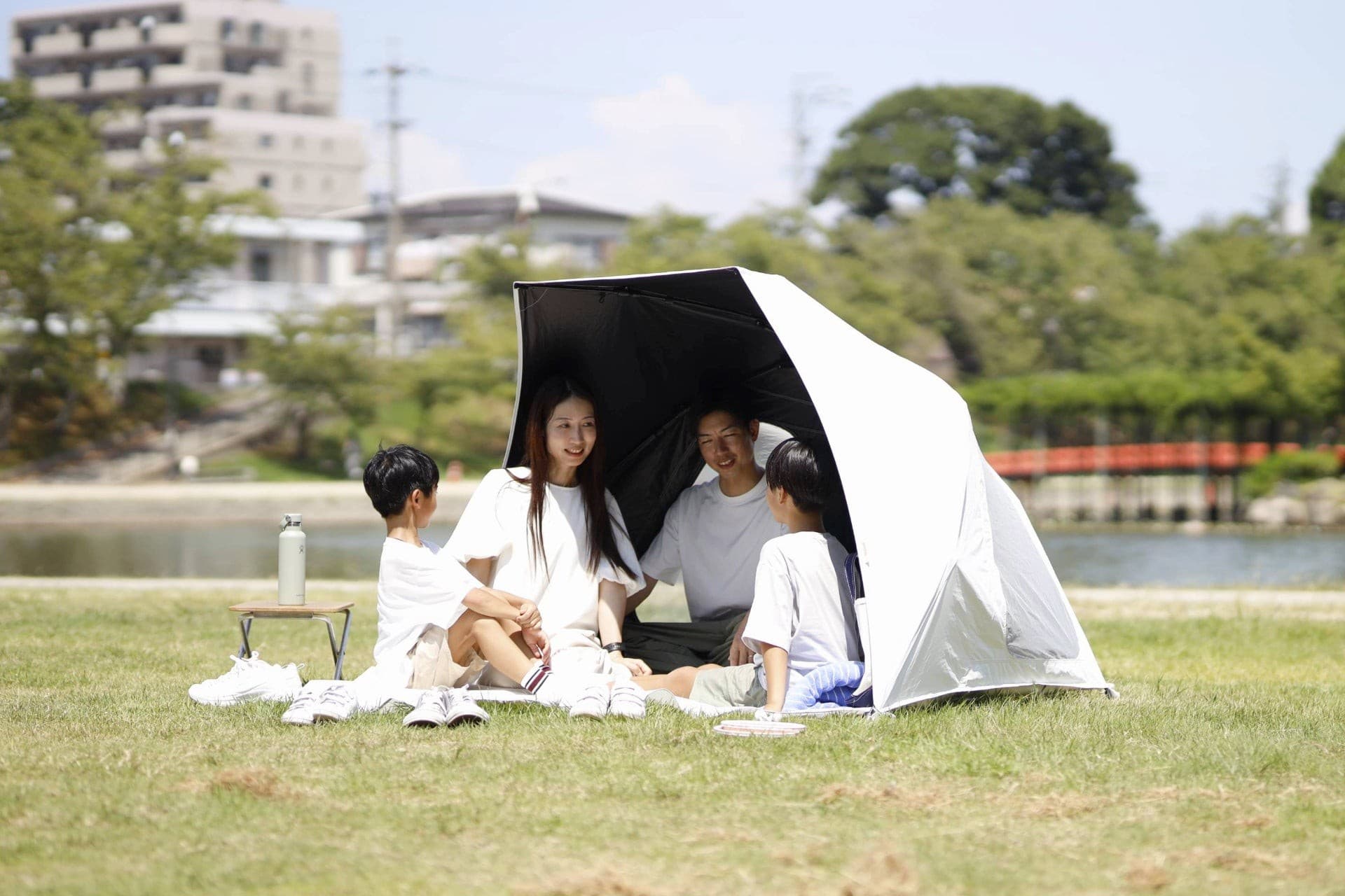 公園の"日陰がない問題"を5秒で解決！秋のレジャーはまっしろのドーム型サンシェード「COCOON」でおしゃれに過ごそう♩