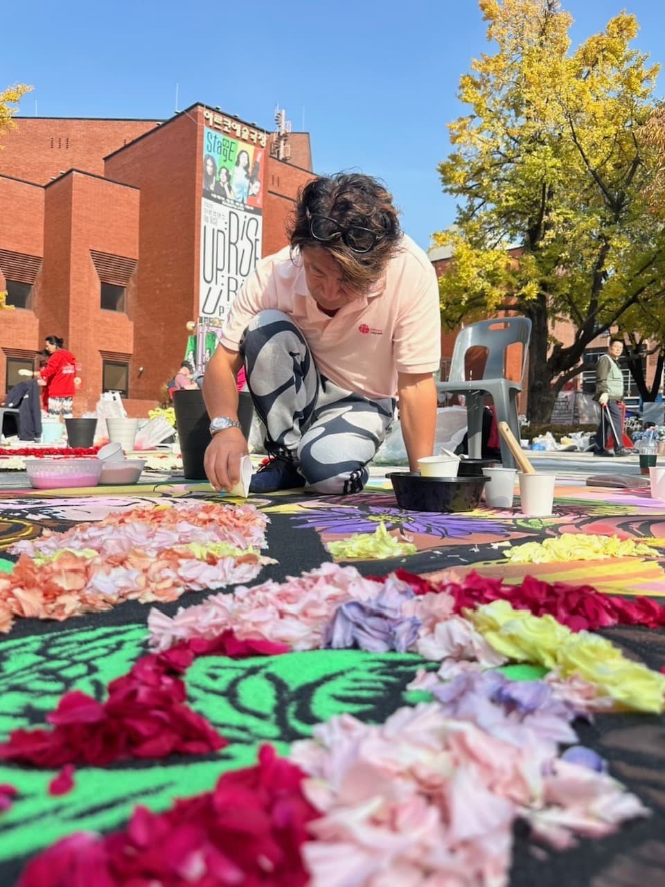 12月15日、“1日だけ”の公開制作!花絵師 藤川靖彦、ヤンマー東京で開催される「ライティングオブジェ2025」で、10㎡の新作花歌舞伎作品をライブ制作。