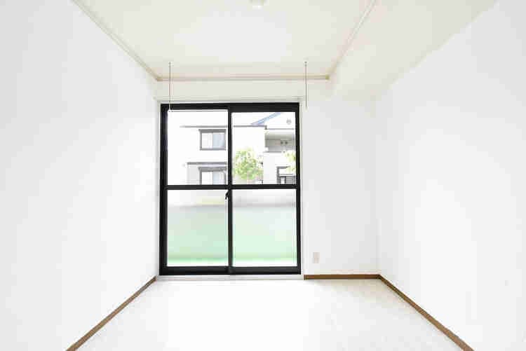 もう梅雨時にコインランドリーに行かなくても大丈夫。漆喰を施工したリノベ部屋なら、部屋干しの悩みを解決！