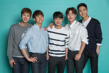 (写真左からコンミョン、カン・テオ、ユイル、ソ・ガンジュン、イ・テファン）
