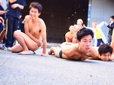 「安心してください、ダルマさんは履いていますよ。」の様子