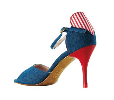 踊れるほどの安定感のある『コムイルフォー』のパンプス