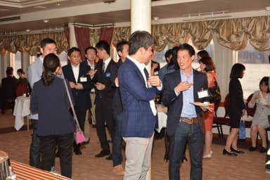 船内でのパーティー。広がる語らいの輪