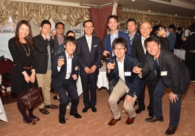 三輪代表(中央)を囲んで乾杯！