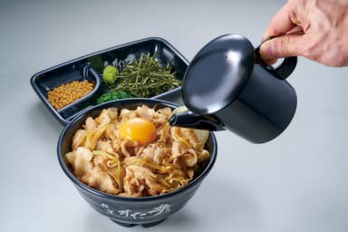 ＜伝説のすた丼屋＞5月新メニュー「伝説のすた丼まぶし」850円