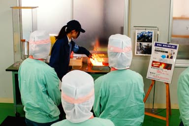 静電気の火花でも溶剤によっては引火する危険性を体感