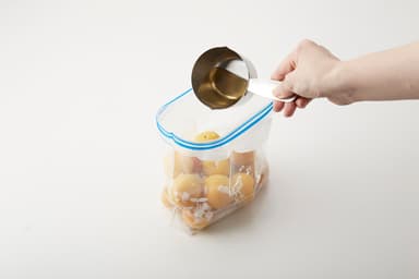 酢の殺菌力を利用して減塩梅干しに