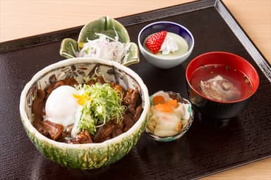 瑞浪ボーノポーク土手丼温玉のせ
