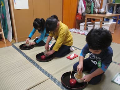 育正保育園の園児(2)　裏千家のお茶