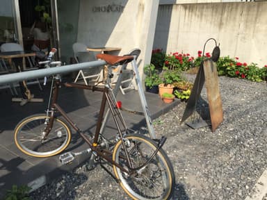テラス席からサイクルラックが見えるお店
