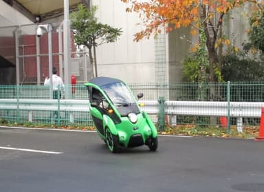 TOYOTA i-ROAD走行イメージ