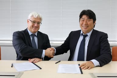 調印式の様子