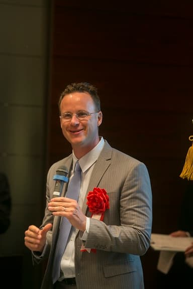 祝辞を送るデイビット・スペンス会長