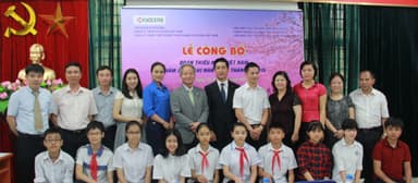 4月28日（木）にベトナム・ハノイ市で行われた任命式（前列がツアーに参加する中学生10名）