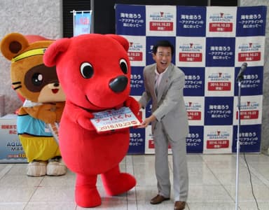応援キャラバン隊長のチーバくんにマラソンゼッケンを授与