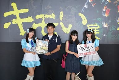 来場者1万人目の清水さん・河野さんと「東京CLEAR'S」