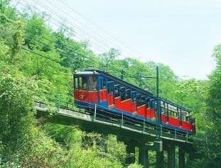 ＜六甲ケーブル＞窓が無い展望車は開放感抜群