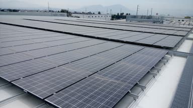 工場屋根に設置されている100kW太陽光発電システム