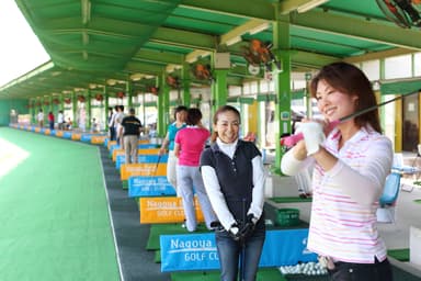 当練当習場では、女性ゴルファーが急増中。