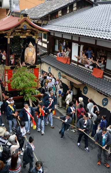 曳山巡行