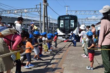 電車と力くらべ綱引き大会