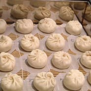 作った豚まんを発酵させるところ