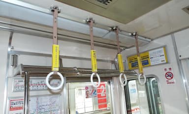 ユニークな吊り革広告
