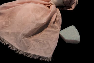 「京都オパールの色あそび手捺染ストール」と京都オパール原石