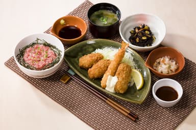 牡蠣のミックスフライ和膳（ミニまぐろご飯）［味噌汁・漬物・小鉢付き］