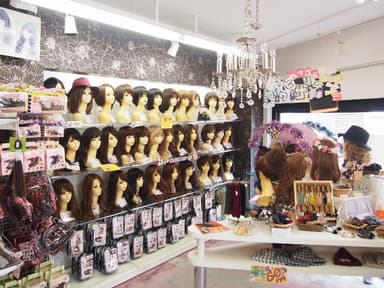 プリシラ店内には、思いが叶うウィッグがズラリと並ぶ