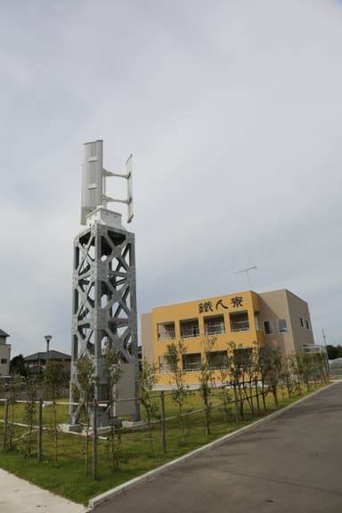 松山鋼材の社員寮「鐡人寮」と「小形風力発電機(VAS-3.0)」