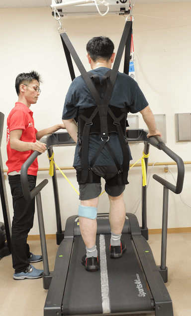 トレッドミルでの歩行練習の様子