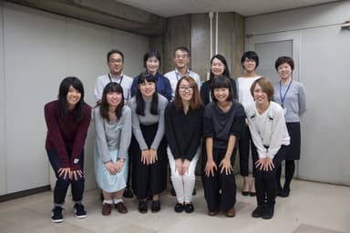 しずおか消費者教育未来会議参加団体と柿野成美 総括主任研究員と県庁スタッフ