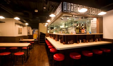 １階は、落ち着くカウンターとテーブル席