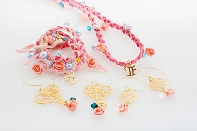 腕、首、耳飾り「フラワーコレクション」