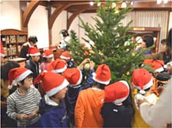 生徒・園児の皆さんによる昨年の飾り付けの様子