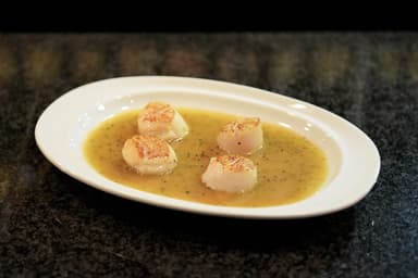白バラメニュー「ホタテのポワレ　ブルーチーズソース仕立て」