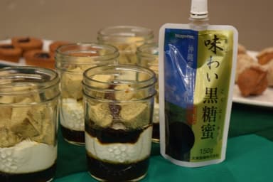 黒糖わらび餅(左)、当社製品「味わい黒糖蜜」(右)