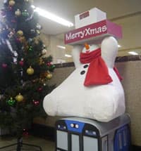 ＜梅田駅のスノーマン（昨年）＞