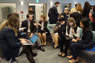 決議案採択に向け討議する外交官役の学生たち