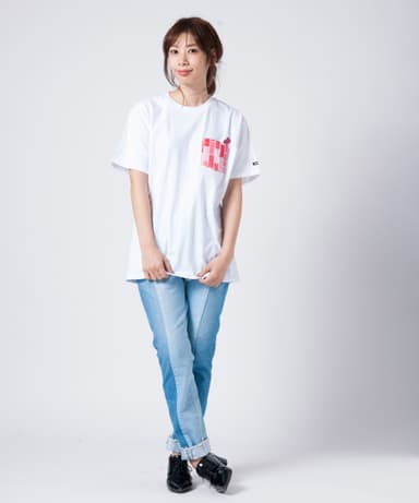 2P Tシャツ(バーナビー) 女性着用イメージ