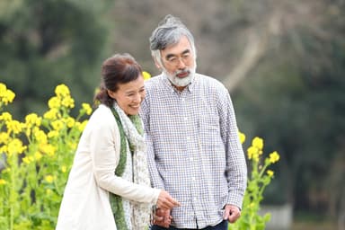 外出を楽しむ夫婦(イメージ)