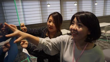 スペース内のモニターで自由に映像視聴
