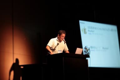 講演中にもリアルタイムで参加者の声が表示されます(右奥)