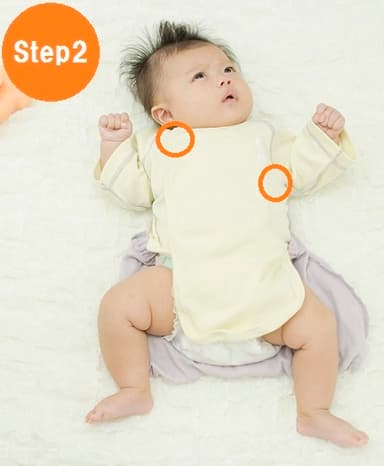 Step2：上半身のホック2箇所を留めます。