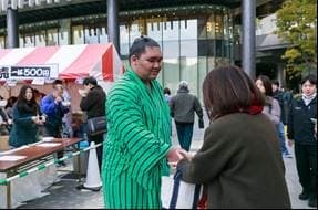 現役力士と参加者とふれあい